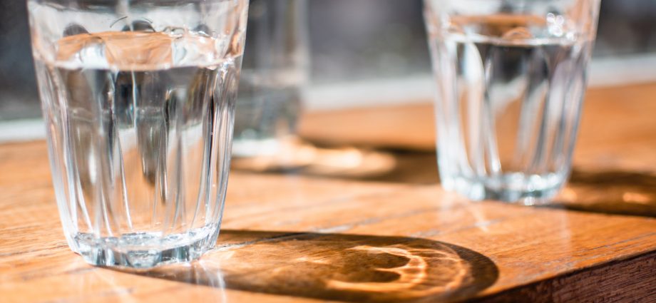 Zalety picia wody – poznaj największe z nich